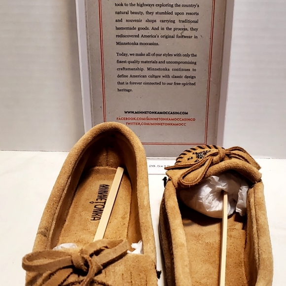 Minnetonka Moccasins Women's ME TO WE Hand Beaded Suede Leather Taupe size 8.5 - Picture 5 of 5
